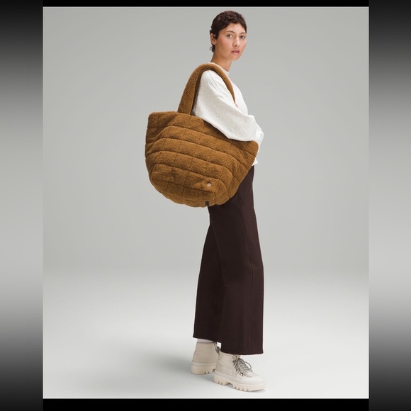 lululemon athletica Handbags - NWT Lululemon Quilted Grid Tote Bag 26L *Fleece / Burnt  Caramel